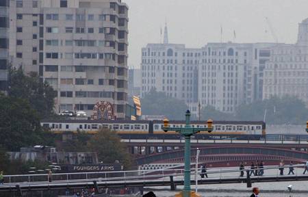 Last SET slam door working across the Thames