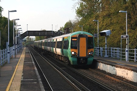377209 leading 372001 at Shoreham (Kent) on 20th April 2009